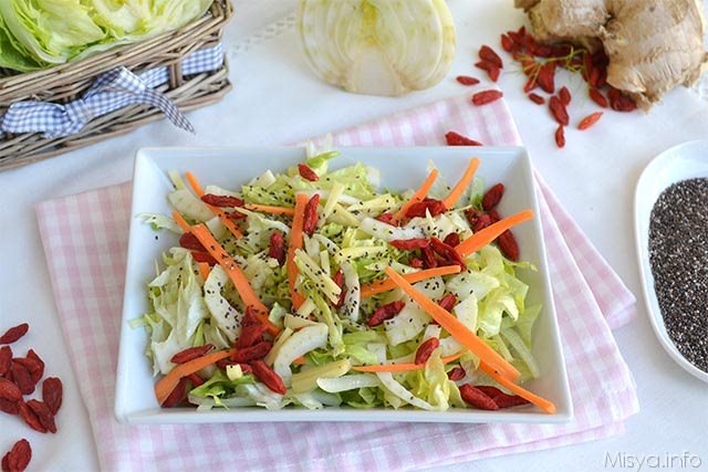 Insalata con bacche di goji e semi chia