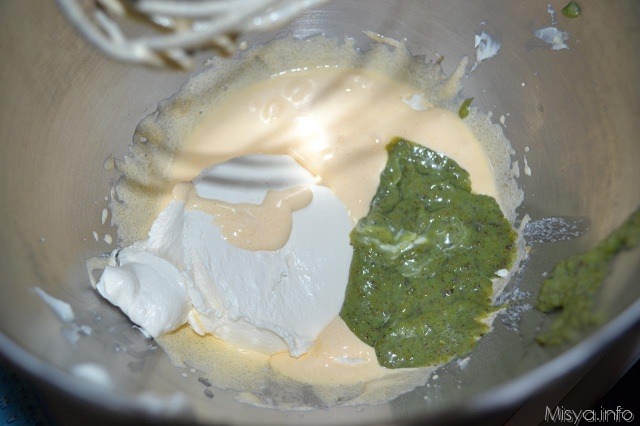 3 aggiungere mascarpone e crema pistacchi