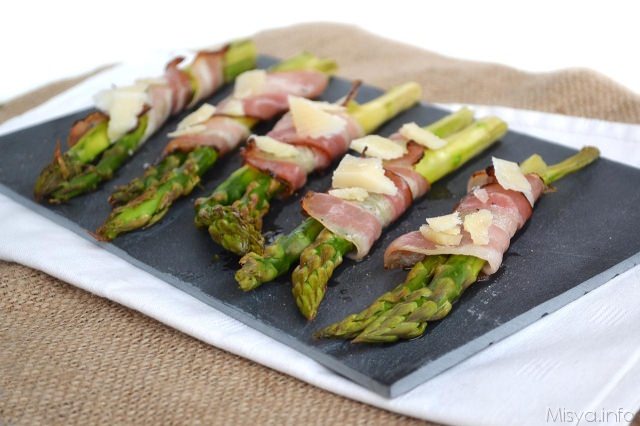Asparagi avvolti in pancetta