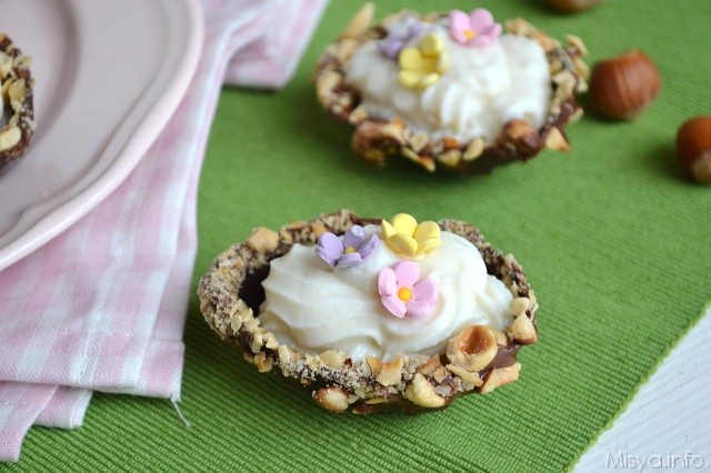 Ovetti di cioccolato ripieni di ricotta