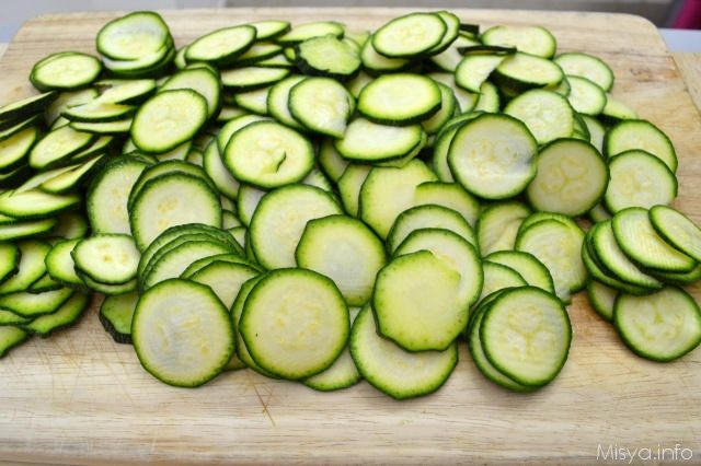 1 tagliare zucchine a rondelle