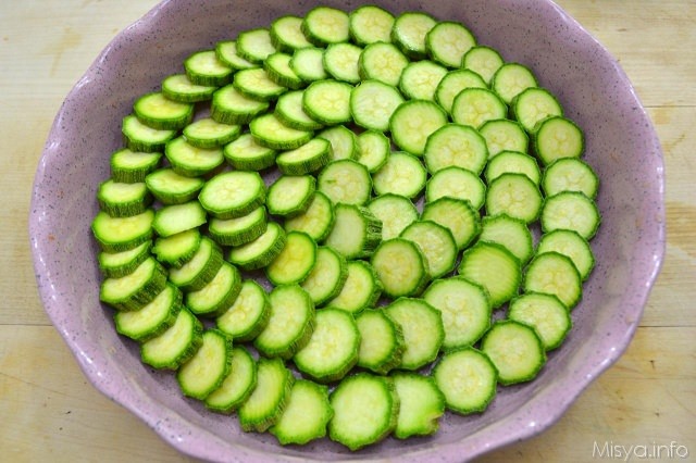 2 sistemare zucchine nella teglia