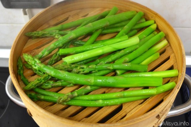 3 asparagi a vapore
