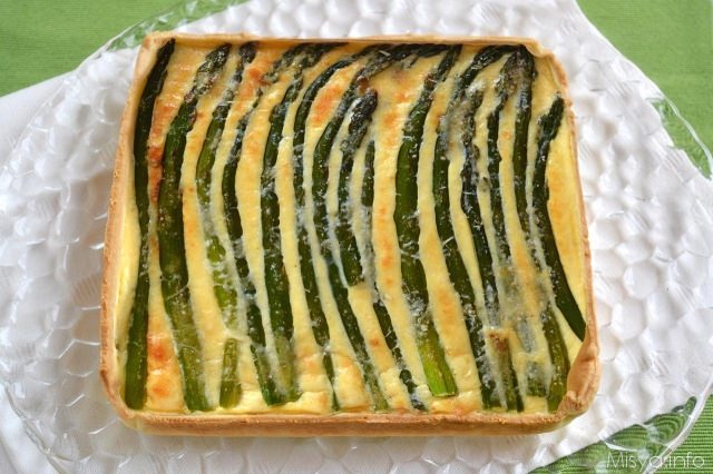 Torta salata con asparagi