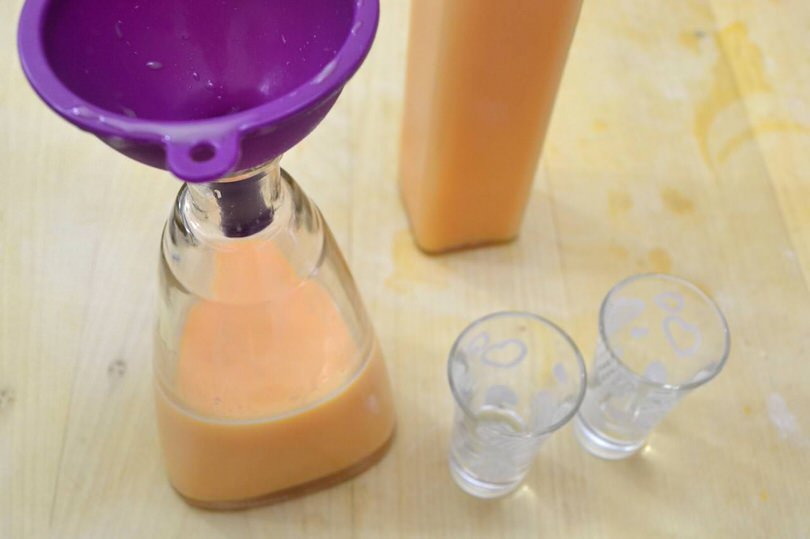 10 versare nella bottiglia