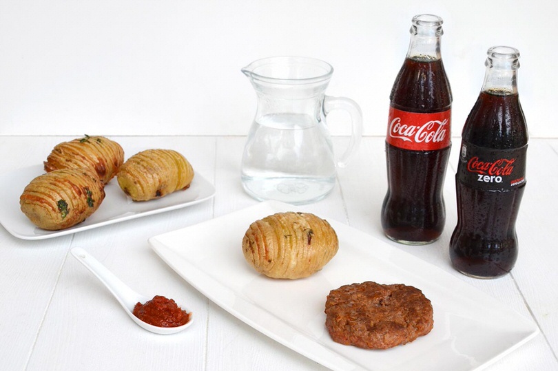 Hamburger alla salsa harissa con patate hasselback