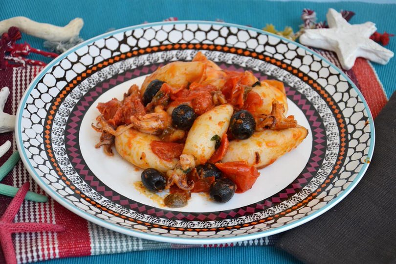 Calamari con pomodorini e olive