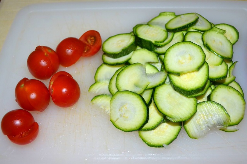 tagliare zucchine e pomodorini