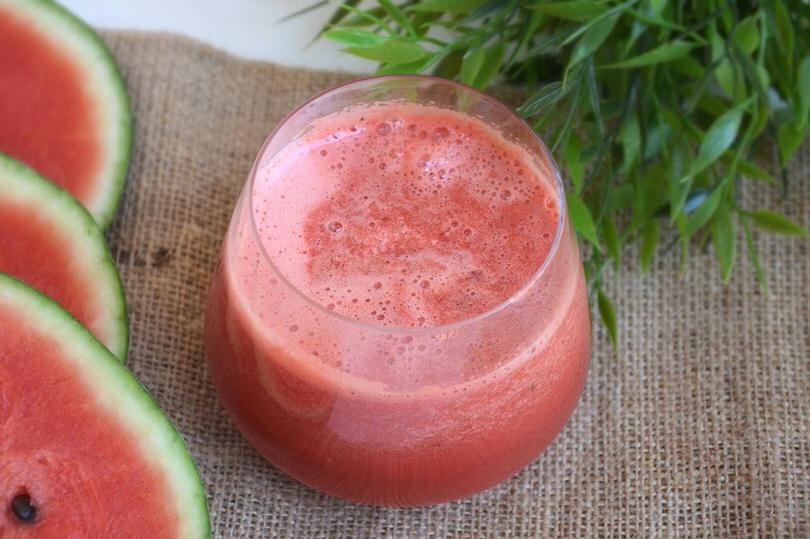 Centrifugato di anguria fragole e ciliegie
