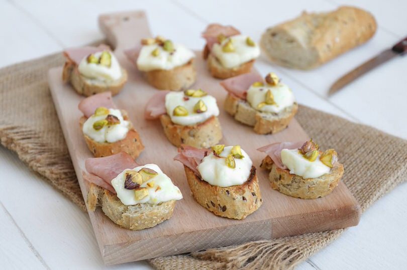 Bruschette con stracchino e mortadella