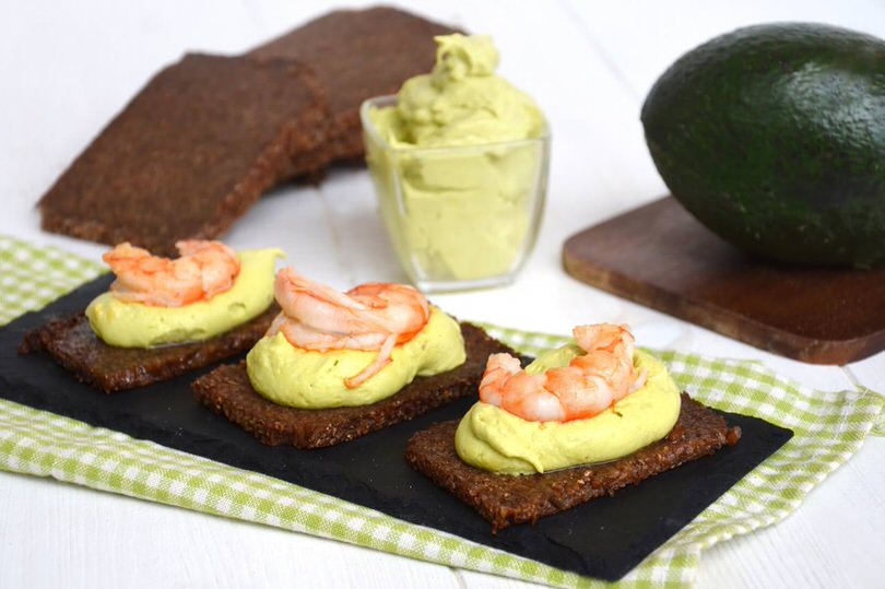 Crostini con crema di avocado e gamberi