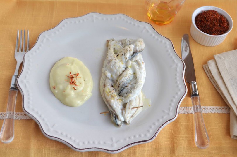 Trecce di spigola con salsa allo zafferano