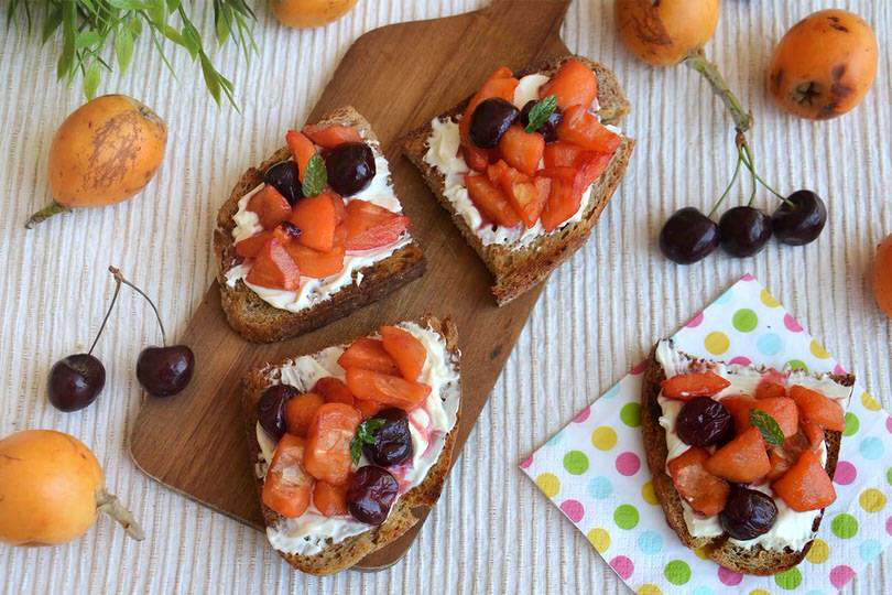 Bruschette dolci con nespole