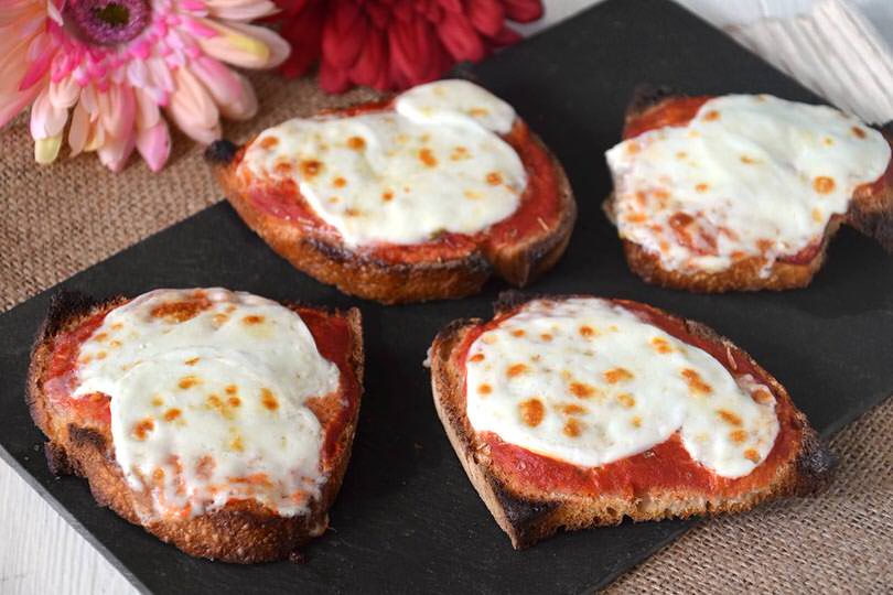 Crostoni pomodoro e mozzarella