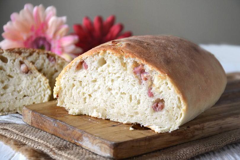 Pane con pancetta e formaggio