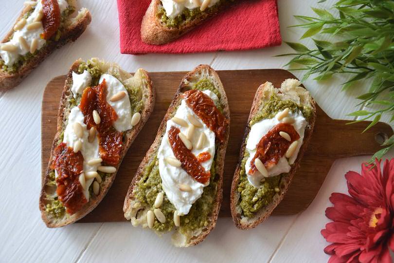Bruschette al pesto e burrata