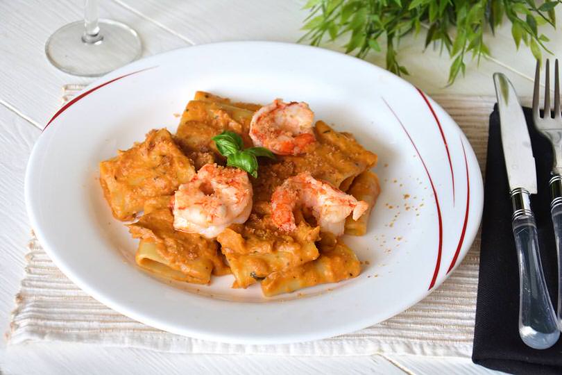 Paccheri con crema di melanzane e gamberi