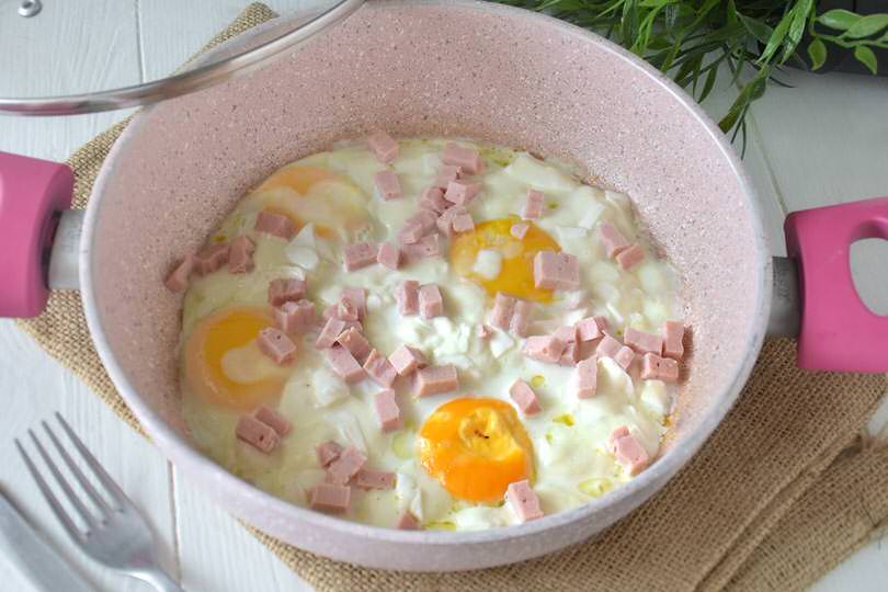 Uova con mozzarella e prosciutto