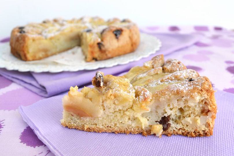 Torta di mele e uvetta