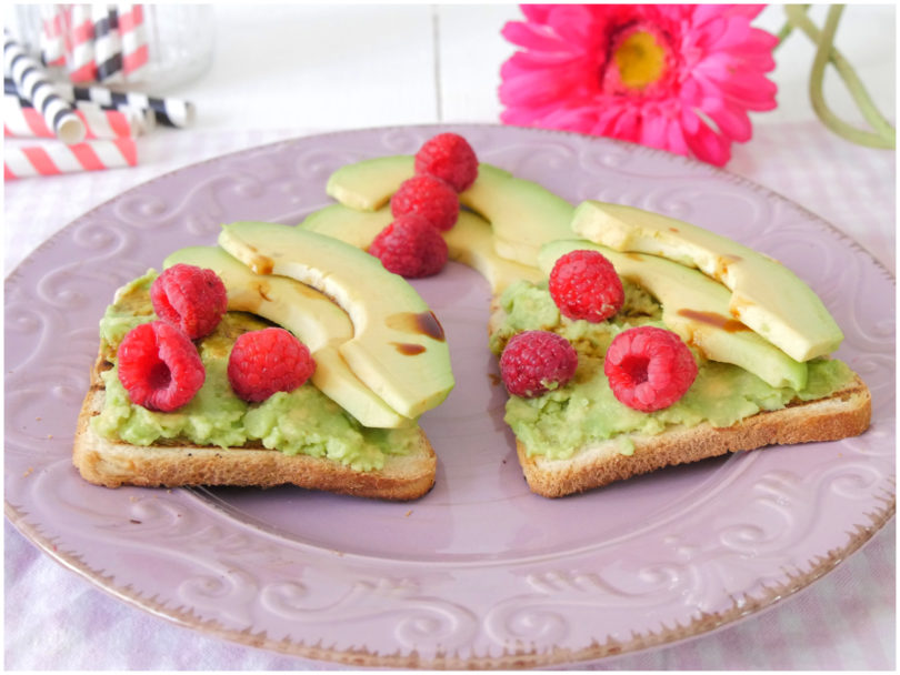 Toast avocado e lamponi